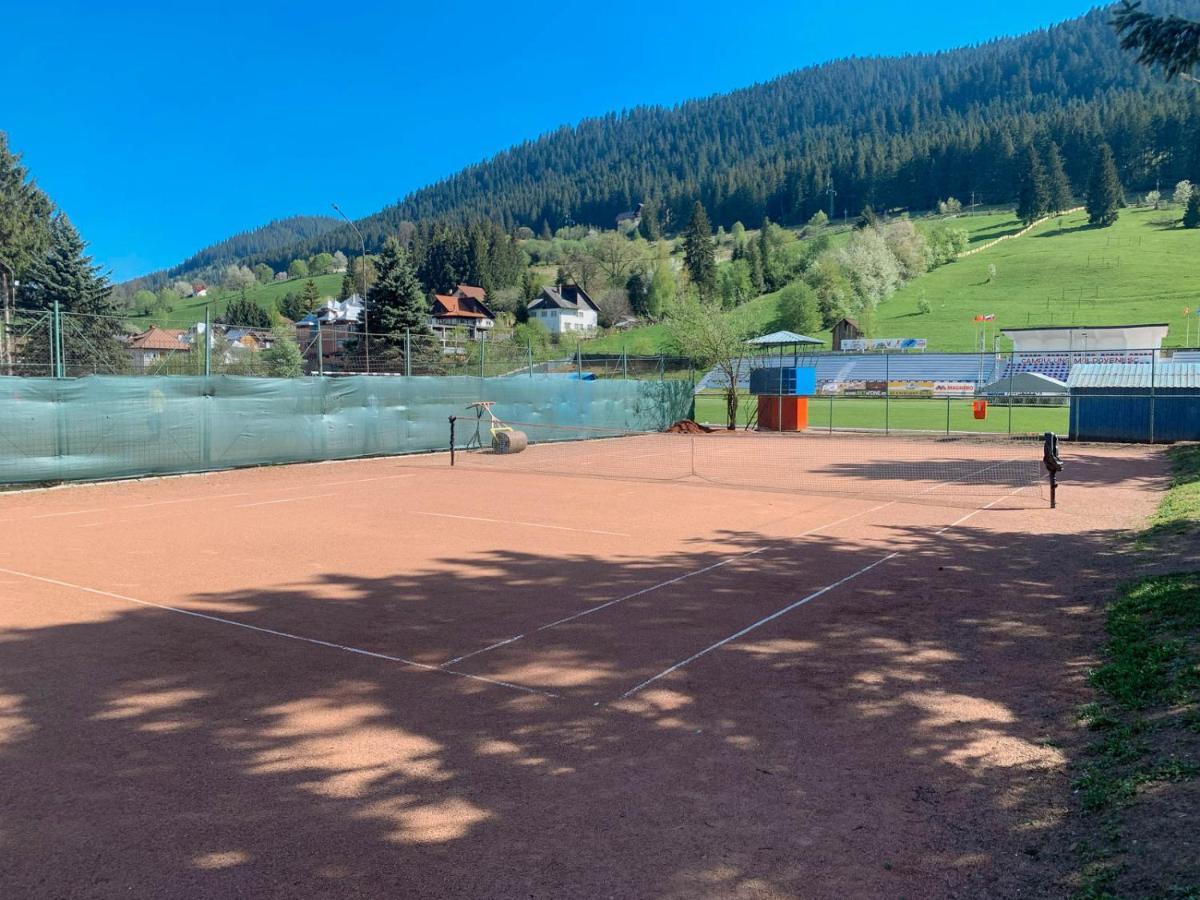 Vila Stadion Câmpulung Moldovenesc エクステリア 写真